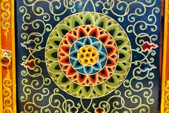 Detalle decorativo en un Mueble Tibetano